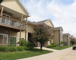 2000 Meadow Ct, Unit 505 in Des Moines, IA - Building Photo