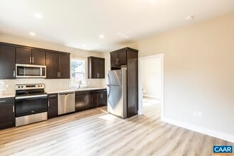 103 Thomas Dr in Charlottesville, VA - Foto de edificio - Building Photo