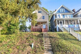1958 Fairfax Ave in Cincinnati, OH - Foto de edificio - Building Photo