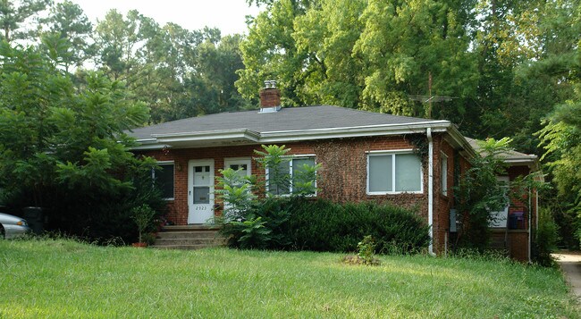 2921-2927 Wade Ave in Raleigh, NC - Foto de edificio - Building Photo