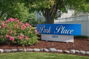 Park Place Apartments in Davenport, IA - Building Photo