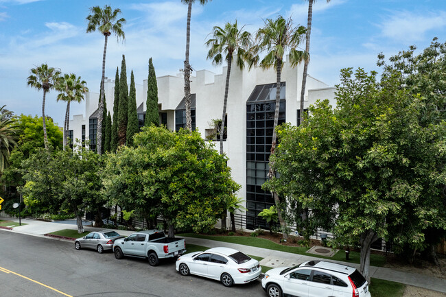 11636 Montana Ave in Los Angeles, CA - Foto de edificio - Building Photo