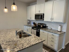 2905 Farmall Dr in Jacksonville, FL - Foto de edificio - Building Photo