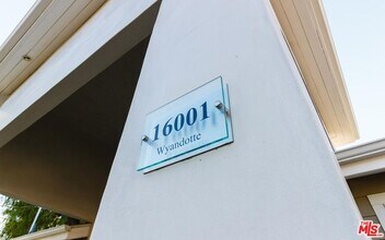 16001 Wyandotte St in Los Angeles, CA - Building Photo - Building Photo