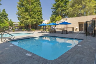 Linden Lane Apartments in Carmichael, CA - Foto de edificio - Building Photo
