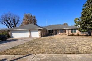 2529 W Olympic Dr in Yukon, OK - Building Photo