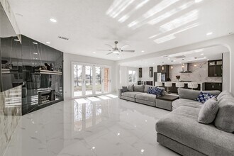 2315 Bending Spring Dr in Pearland, TX - Building Photo - Building Photo