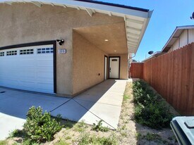 3016 Lake Park Ct in Modesto, CA - Building Photo
