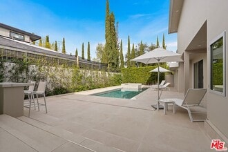 2189 Summitridge Dr in Beverly Hills, CA - Foto de edificio - Building Photo