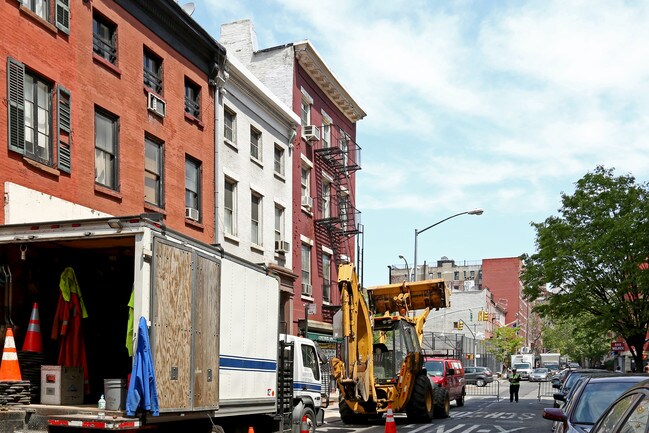 51 MacDougal St in New York, NY - Building Photo - Building Photo