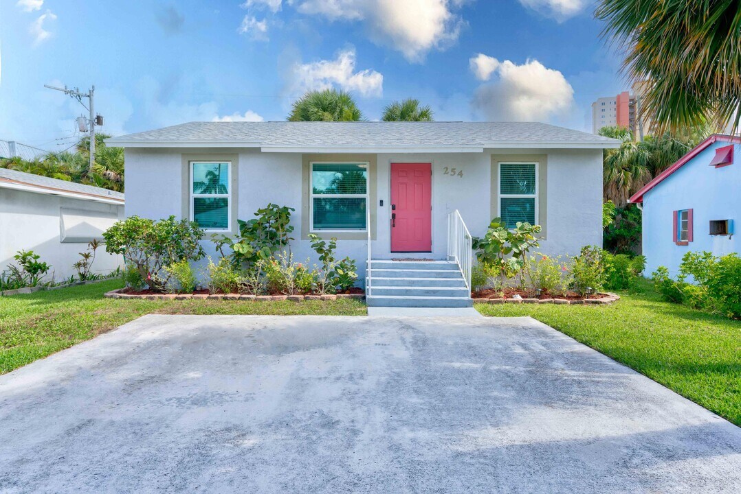 254 E 25th St in West Palm Beach, FL - Foto de edificio