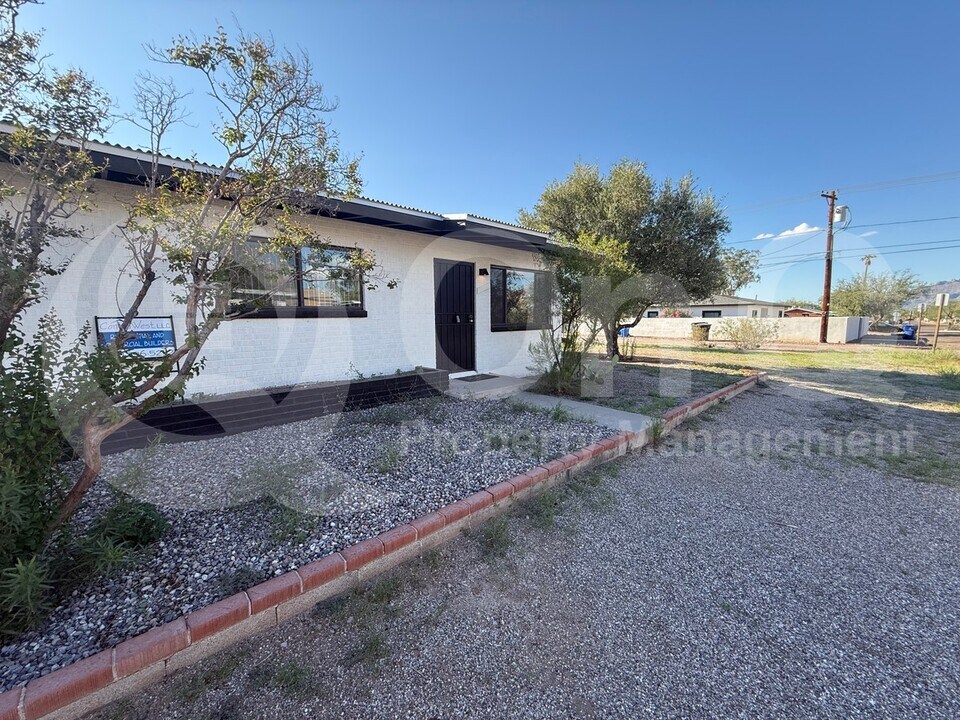 1717 N Highland Ave in Tucson, AZ - Building Photo