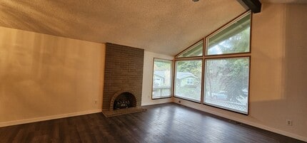 8910 NE 144th Pl in Kirkland, WA - Building Photo - Building Photo