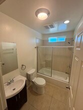 619 W 83rd St in Los Angeles, CA - Foto de edificio - Building Photo