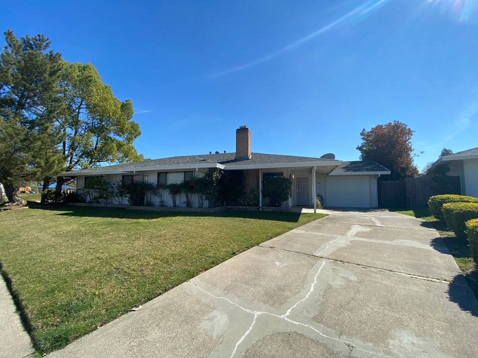 1328 Branwood Way in Sacramento, CA - Building Photo