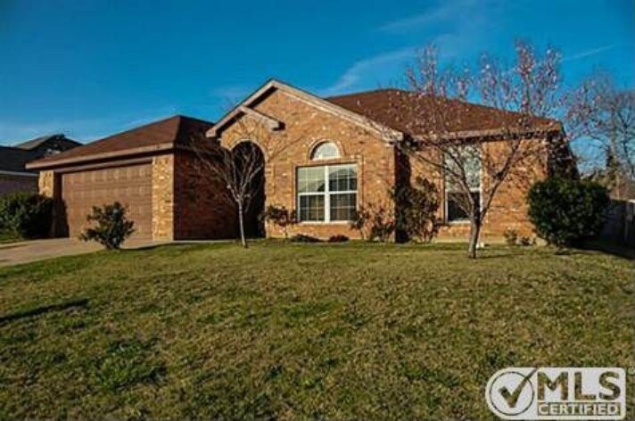 540 Barbara Jean Ln in Burleson, TX - Foto de edificio
