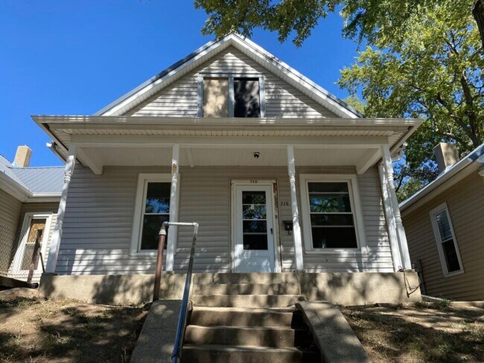 715 W 2nd St in Sioux City, IA - Building Photo
