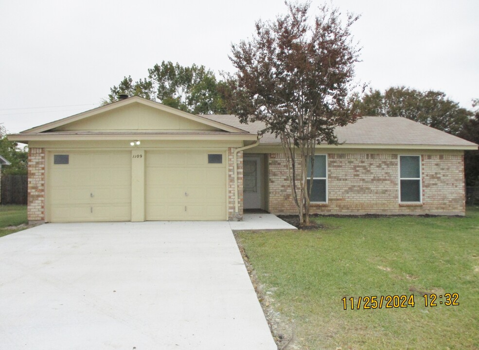 1109 Trammell Dr in Benbrook, TX - Building Photo