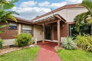 2731 Parkview Dr S in Hallandale Beach, FL - Building Photo