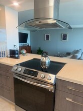 18021 Biscayne Blvd in Aventura, FL - Building Photo - Building Photo