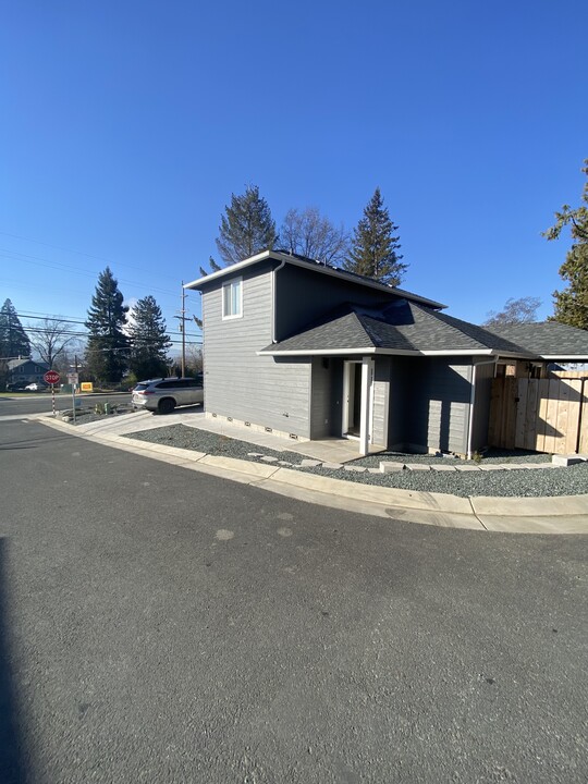 1000 NE Alberta Rose Ln in Grants Pass, OR - Building Photo