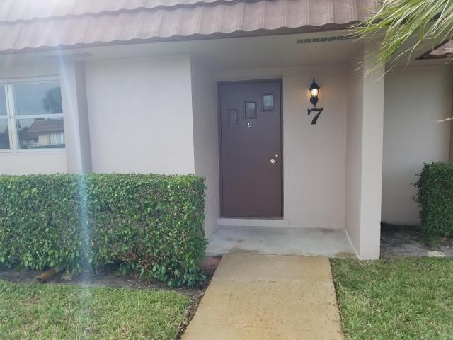 5725 Fernley Dr E in West Palm Beach, FL - Building Photo