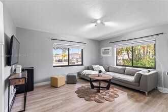 715 NE 6th St in Hallandale Beach, FL - Building Photo - Building Photo