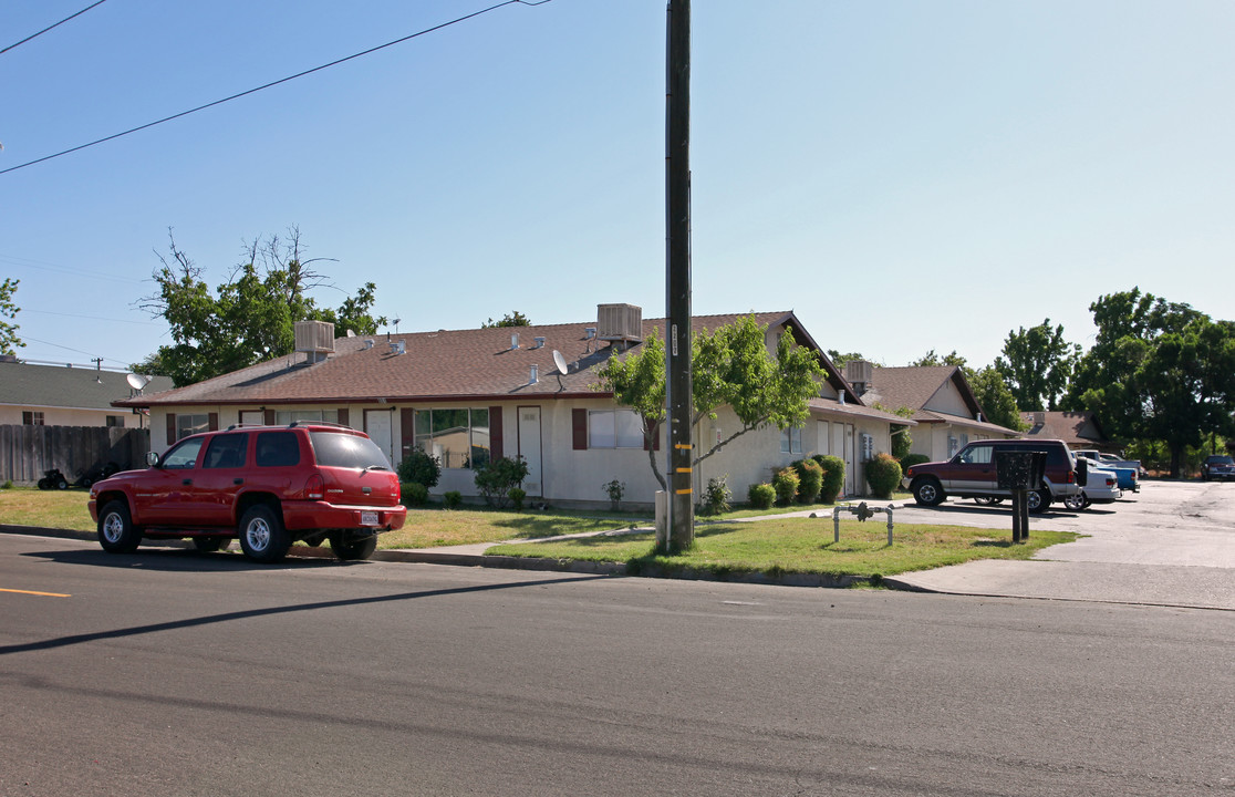 801 7th St in Livingston, CA - Building Photo