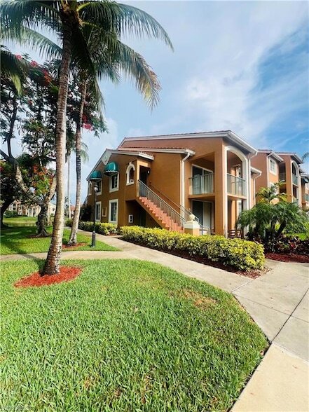 1275 Wildwood Lakes Blvd, Unit 202 in Naples, FL - Building Photo