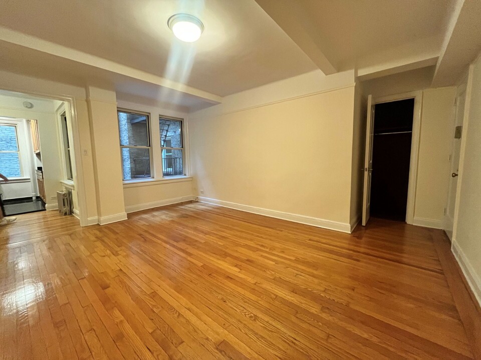 25 E 10th St in New York, NY - Building Photo