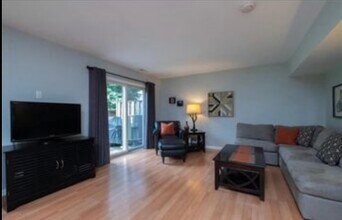 705 Lake Ave, Unit 64 in Bristol, CT - Foto de edificio - Building Photo