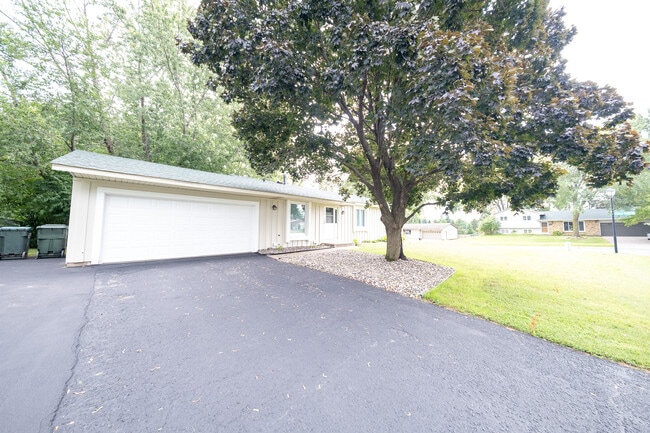 14200 Elgin Ct in Apple Valley, MN - Building Photo - Building Photo