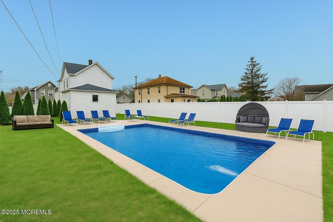 323 Roosevelt Ave in Ocean Township, NJ - Building Photo