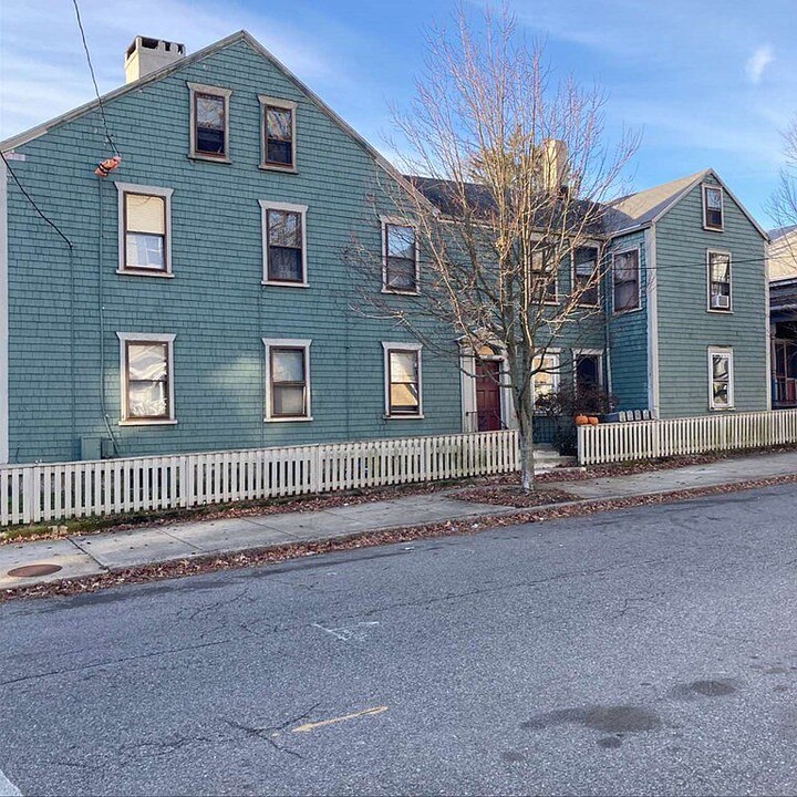 557 Walnut St in Fall River, MA - Building Photo