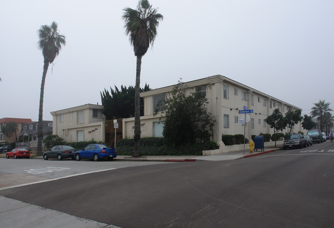 5085 Saratoga Ave in San Diego, CA - Foto de edificio - Building Photo