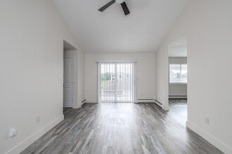 Georgian Court Apartments in Liverpool, NY - Foto de edificio - Interior Photo