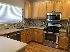 10592 Calico Pines Ave in Las Vegas, NV - Building Photo - Building Photo