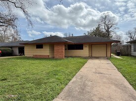 118 Poinsettia St in Lake Jackson, TX - Building Photo
