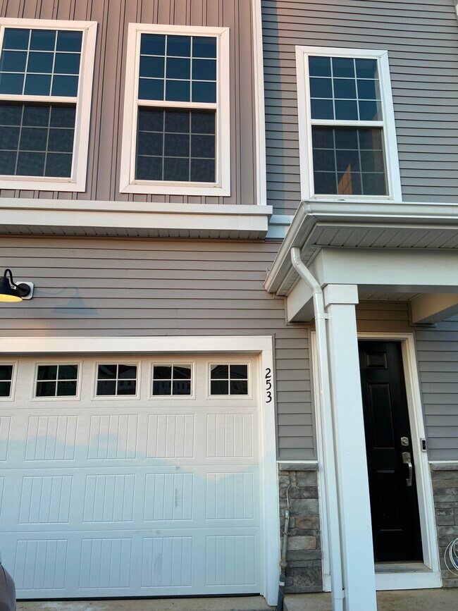 253 Red Leaf Ln in Exton, PA - Building Photo - Building Photo