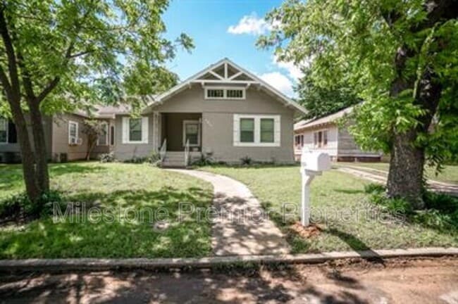 1014 W Walker St in Denison, TX - Building Photo - Building Photo