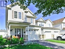 32 Riverstone Dr in Ottawa, ON - Building Photo