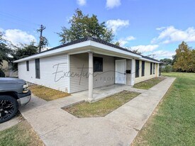 305 E Claude St in Lake Charles, LA - Building Photo