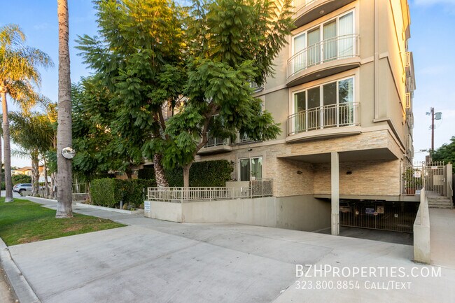 1052 S Holt Ave-Unit -305 in Los Angeles, CA - Foto de edificio - Building Photo