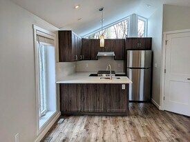 884 Smyth Rd in Ottawa, ON - Building Photo