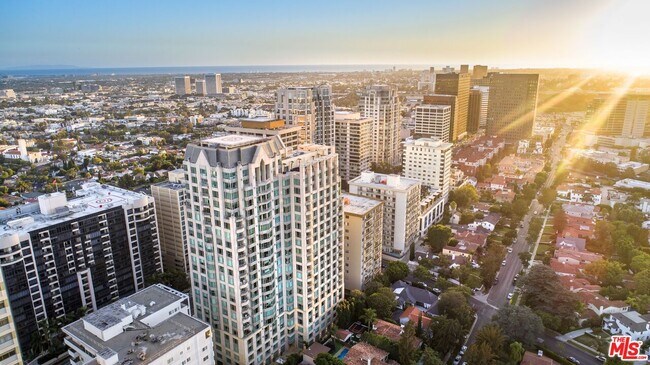 10727 Wilshire Blvd in Los Angeles, CA - Foto de edificio - Building Photo