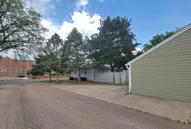 1016 8th St in Brookings, SD - Foto de edificio - Building Photo