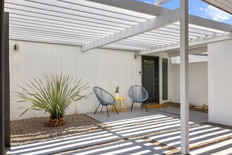 915 E Racquet Club Rd in Palm Springs, CA - Building Photo - Building Photo