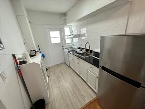 300 74th St in Miami Beach, FL - Foto de edificio - Building Photo