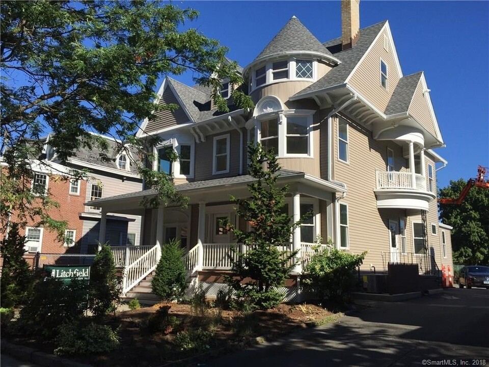 1435 Chapel St in New Haven, CT - Foto de edificio
