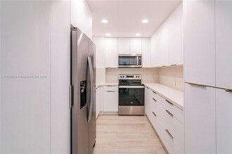 100 Bayview Dr in Sunny Isles Beach, FL - Building Photo - Building Photo